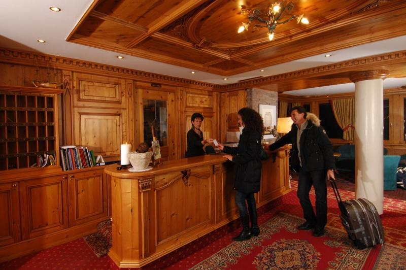 Hotel Cevedale Living Romance Hotel Коголо Экстерьер фото